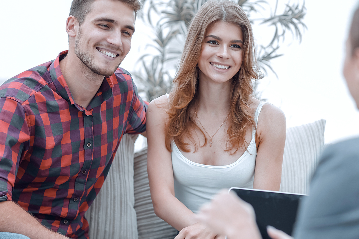 couple learning about alcohol addiction resources