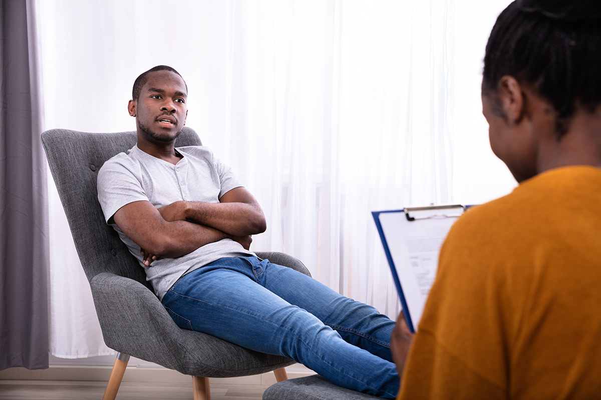 Man discussing common behaviors and thinking patterns in addiction