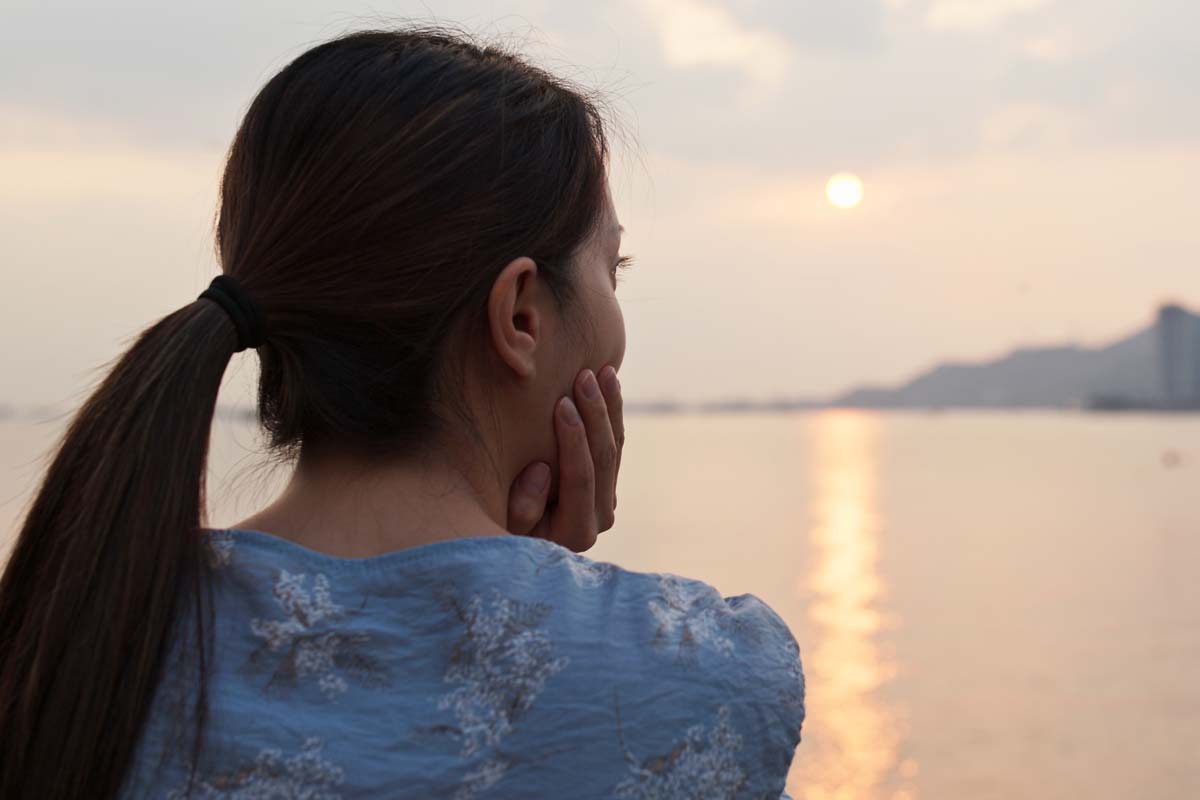 a woman looking out to the water wondering the difference between hydocodone vs oxycodone