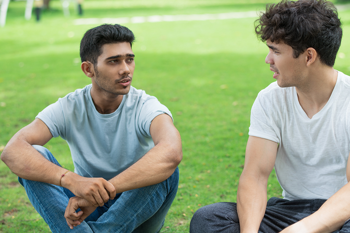 friends discussing the signs of alcohol addiction