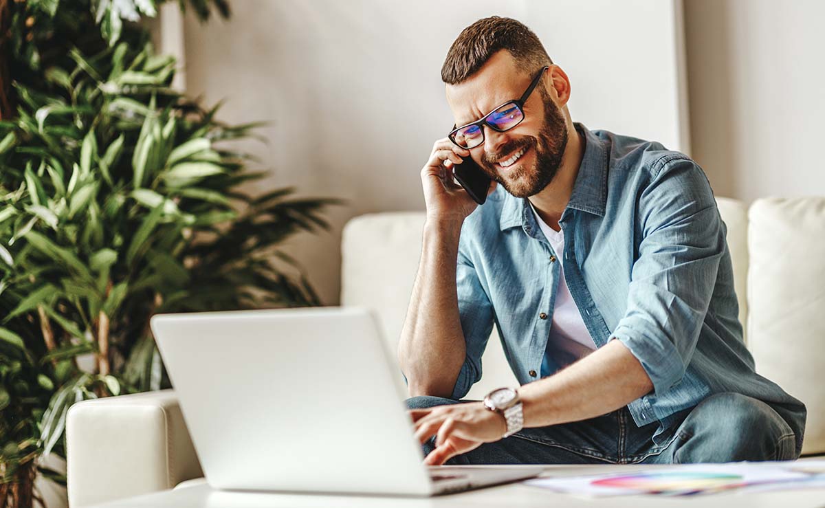 man finding online recovery support during quarantine